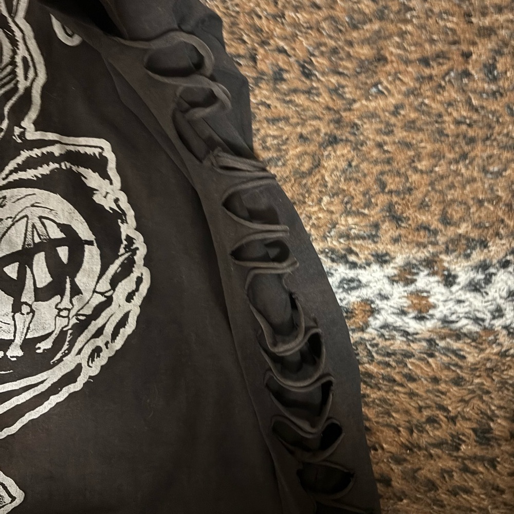 Women's Black Graphic Long Sleeve Skull Tee - Picture 3 of 6